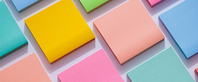 Un surtido colorido de notas Post-it®

