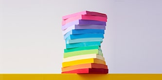 Una pila de Notas Post-it&reg; dispuestas en una torre, mostrando una variedad de vibrantes colores de Notas Post-it&reg;
