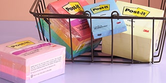 Una cesta llena de coloridos blocs de notas Post-it&reg;, con diferentes tamaños y formatos de paquetes.
