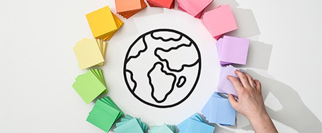 Notas Post-it® de colores dispuestas en círculo alrededor de un dibujo de la Tierra
