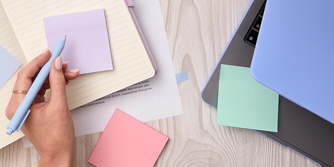 Un escritorio con Notas Post-it&reg; recicladas

