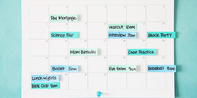  Un calendario con diversas tareas, actividades y eventos escritos en Marcadores Post-it® Index
